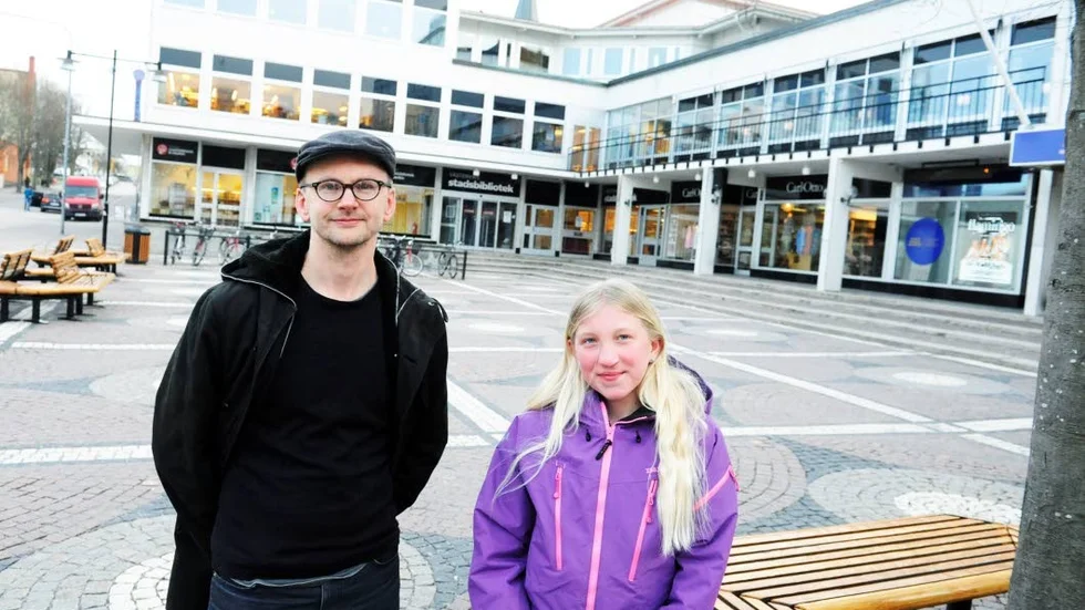 Mea Bovinder och Anders Rönnberg kommer att delta i fredagens kilmatmanifestation på Spötorget i Västervik. Varje fredag demonsteras det runt om i världen. Det hela började med att Greta Thunbergs klimatstrejk utanför Sveriges riksdag. Greta Thunbergs engagemang har lett till att rörelsen Fridays for future bildats och det är den rörelsen som står bakom klimatmanifestationerna.