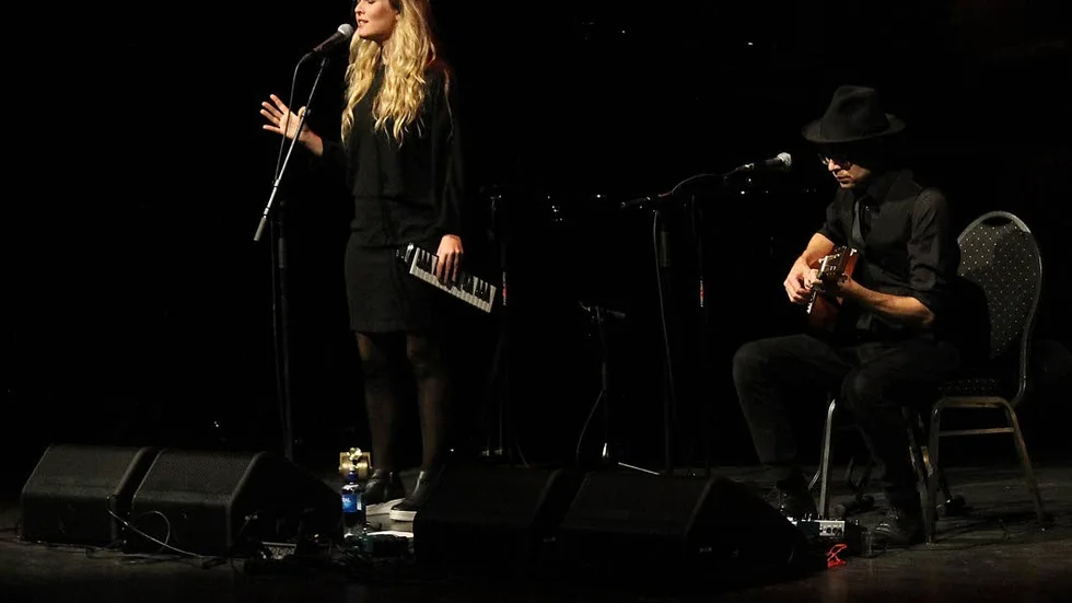 Gig. Pernilla Andersson och Fredrik Rönnqvist intog teatersalongen i Folkets hus.