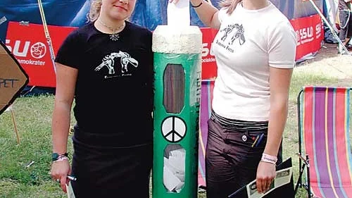 Maria Gardsäter och Annika Uggla är två av de aktiva i föreningen Svenska Freds som under hela festivalen samlar in namnunderskrifter för fred.