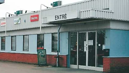 Granngården har samma huvudentré som Lantmännen Maskin, men inne i byggnaden är nu butikerna skilda åt.