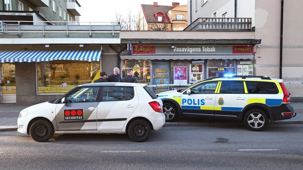 Gärningsmännen ska ha varit beväpnade med ett pistolliknande föremål.