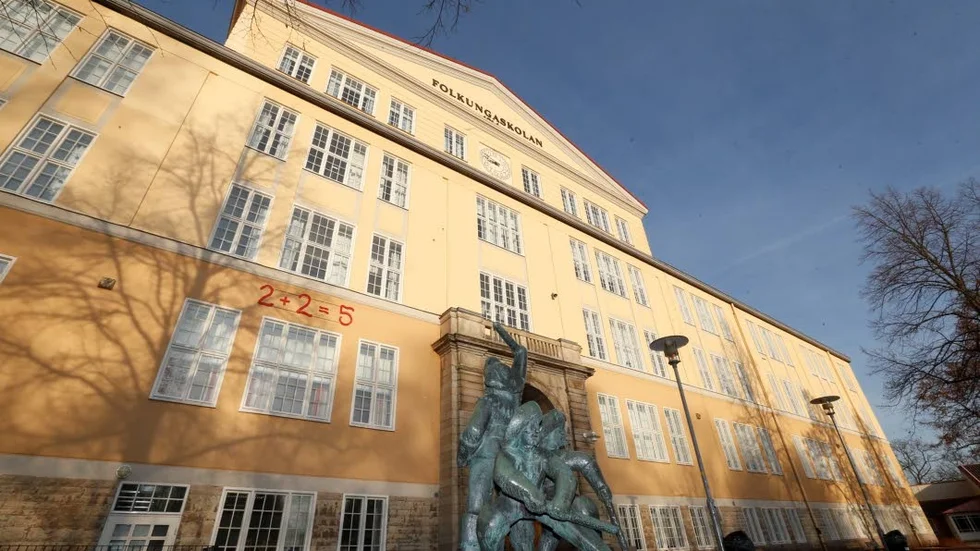 Den nya skolbyggnaden ska ligga på andra sidan Folkungskolan mellan idrottshallen och kyrkogården.