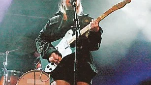 Amanda Fondell sjöng båda nya och gamla favoriter under spelningen, så som låtarna Naked och True Colours.