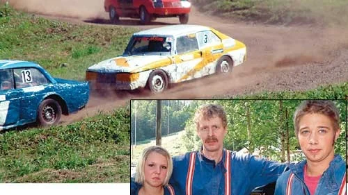 Madeleine Arvidsson körde på lördagen sin första folkracetävling. Pappa Stefan Frode och Jonn Johansson kör precis som hon för MK Kinda.