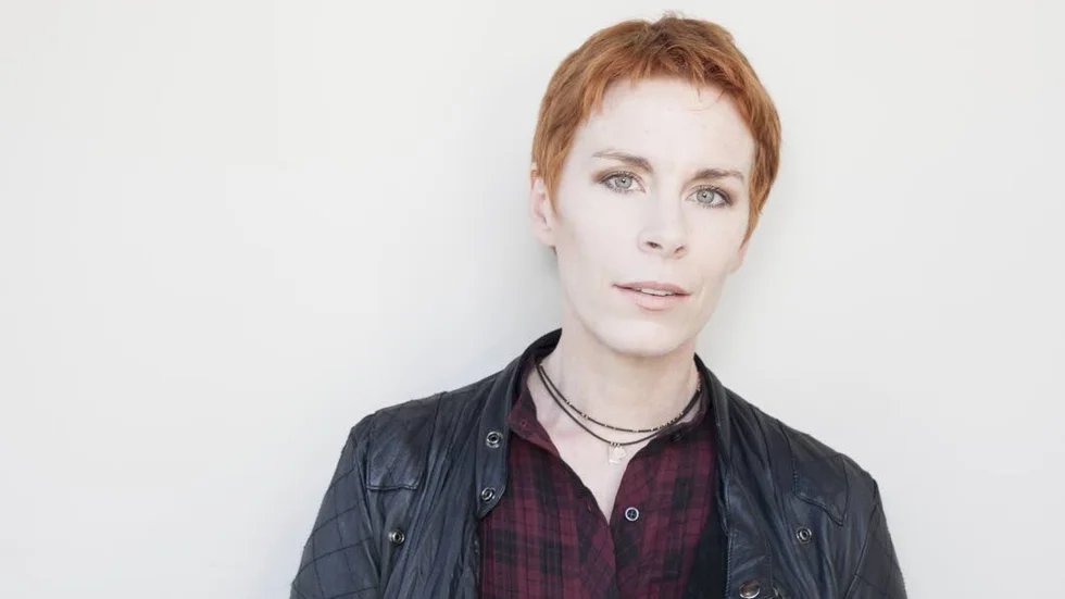 Tana French, född 1973 i USA, växte upp på Irland, i Italien, USA och Malawi. Nu är hon bosatt i Dublin, för sin debutbok "Till skogs" fick hon 2008 Edgar Allan Poe Reward.