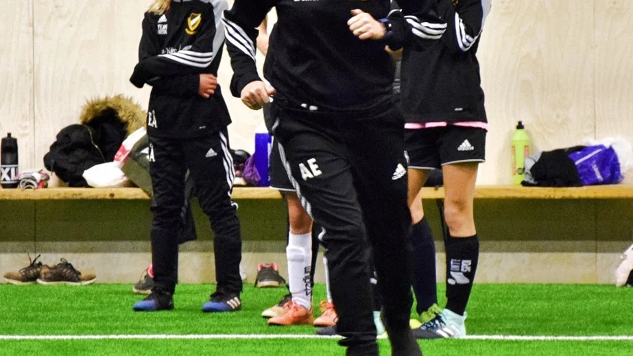 Tränaren Anna Eskilsson visar här hur tjejerna ska göra. Foto: Morgan Karlsson
