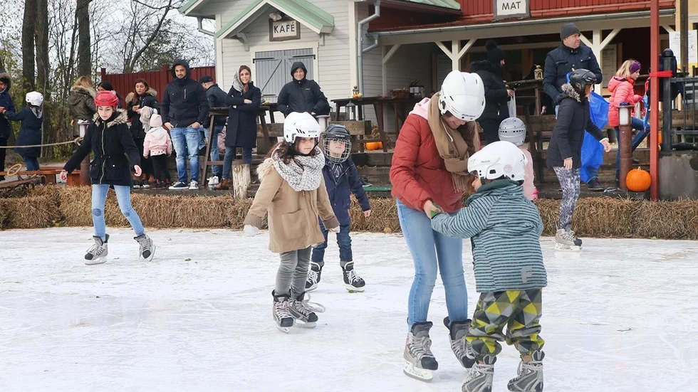 Skridskobanan vid Villa Villekulla har slagit mycket väl ut och Jocke Johansson berättar att man kommit långt i planerna för mera vintriga aktiviteter i parken. Foto: Roelof Stroetinga