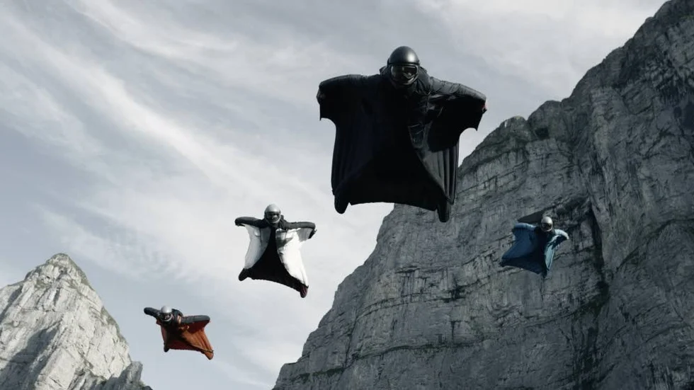 Livsfarligt. Extremsport är ett av "Point breaks" huvudfokus. I filmen cementeras också tröttsamma manliga könsroller.