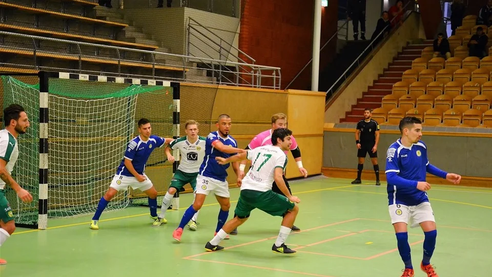 Norrköping Futsal Klubb öppnade säsongen starkt med seger mot Hammarby. Här är blåklädda NFK-spelarna i action mot stockholmarna. Foto: Pär Augustsson, Norrköping Futsal Klubb.