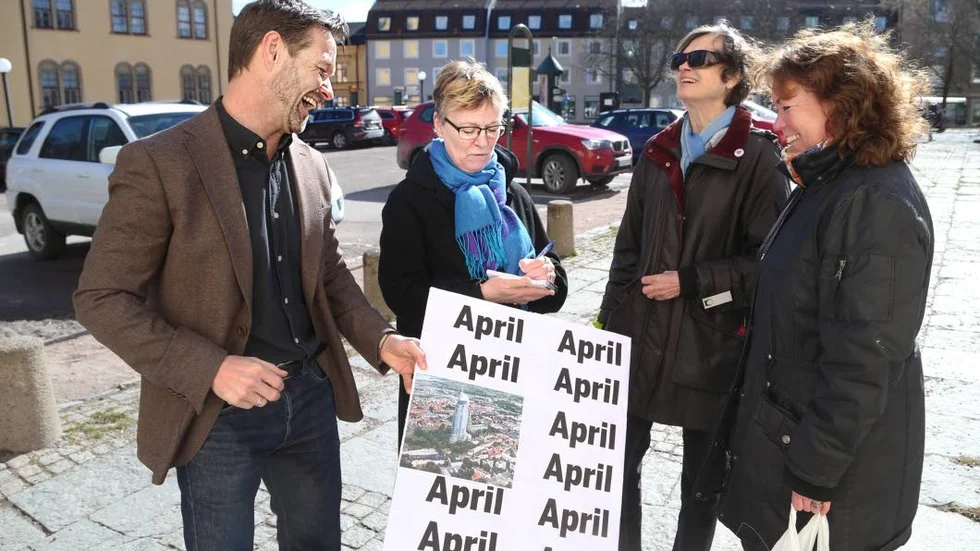 Borggårdsmöte. Erik Bengtsson, Susanne Hasselqvist, Gunnel Hugosson och Carina Glenning diskuterar skyskrapeplaner.
