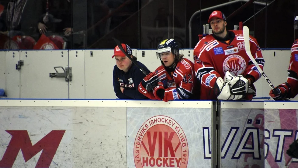 Oskar Drugges Västervik (nummer 42) kom inte alls upp i rätt nivå i gårdagens hemmamatch mot Björklöven och tränaren Mattias Karlin kritiserade lagets insats: ”Vi åker och petar och duttar. Ibland känns det som att vi sover där ute.” Foto: Viktor Allvin