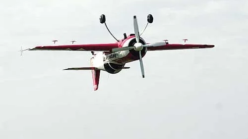 Upp och ned är ingen konst för Jurgis Kairys. Han testar verkligen vad flygplanen kan.