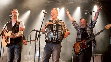 Lokalbandet Lifvens ordnar en hejdundrande fest i Teaterladan på den allra första upplagan av This is Hultsfred. Foto: Sandra Madestam