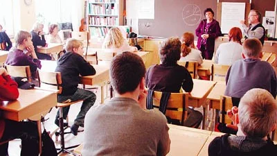 Klass 6 B i Rimforsa fick lära sig kommunal ekonomi av Majlis Johansson och Tauno Fagerlund.