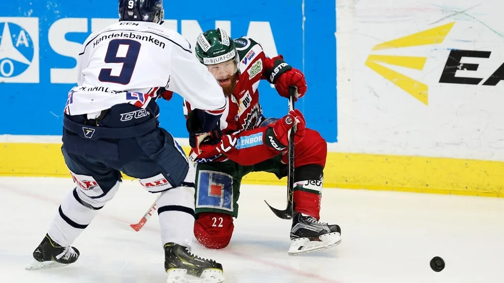 GÖTEBORG  2016-03-03 
LHC:s Anton Karlsson och Frölundas Robin Figren under torsdagens SHL-match mellan Frölunda HC och Linköping HC i Scandinavium i Göteborg. 
Foto: Adam Ihse / TT / Kod 9200
