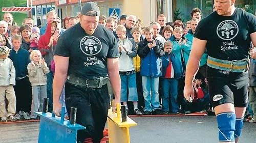 Bröderna Torbjörn och Magnus Samuelsson vann alla grenarna i tävlingen. Här går Torbjörn en Farmers walk.
