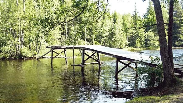 Så här ser bron över Stångån ut i dag. Det återstår tiotalet meter att bygga, men polisanmälan och gränstvist har stoppat upp byggnationen och vad som ska ske nu vet man inte i Storebrobygdens Intresseförening.