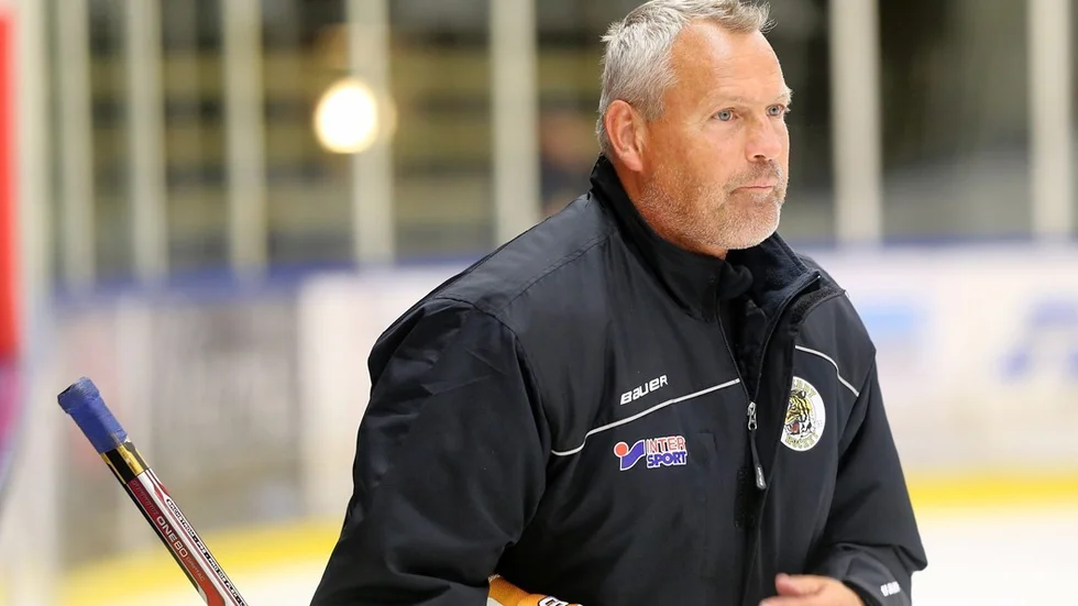 I morgon drar träningsmatchandet i gång för Jeff Hällegard och hans Vimmerby Hockey. Skövde hemma står på schemat.