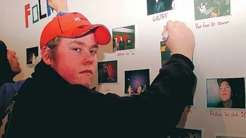 Fredrik Front är i full färd med att skriva kommentarer om sin bilder direkt på väggen.