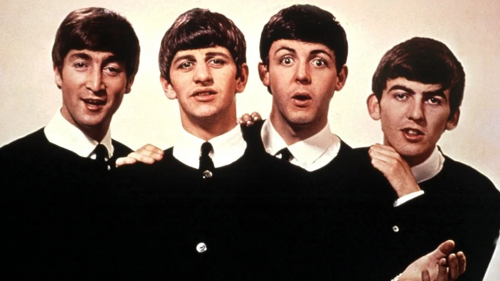 ©SCANPIX SWEDEN, 1963.
Bortglömd skiva av och med The Beatles.
I många år har den legat bortglömd i en källare, skivan som Beatles spelade in 1963. Inspelningen av - I'll be on my way - är den enda i sitt slag. Det är Mike Maxfield, gitarrist i The Dakotas, som berättat om skivan för sin gamle vän Lasse Bengtsson i Bollnäs som varit webbmästare åt Billy Kramer och The Dakotas. På 60-talet tillhörde Dakotas samma stall som Beatles. Bengtsson tror att Maxfield kan få flera miljoner för skivan även om George Harrisons gitarrsolon är rätt dåliga. Bilden: John Lennon, Ringo Starr, Paul McCartney, Ringo Starr och George Harrison förevigade samma år som skivan spelades in.
Foto: SCANPIX
Code: 20360