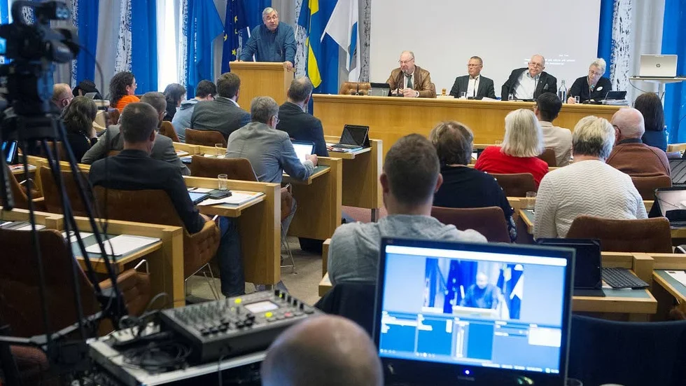 Debatten blev känsloladdad när fullmäktige diskutera slöja i skolan.