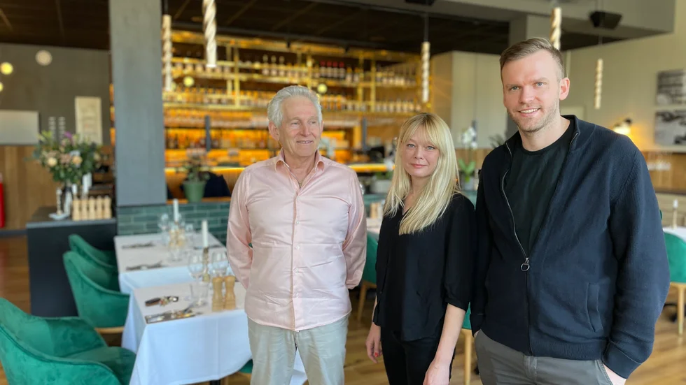 Panagiotis (Panos) Paratzikidis, Carina Milton och Anton Ziakoulis har tillsammans omvandlat det gamla gjuteriet till Restaurang Tullgarn. De driver även Restaurang Granhof. 