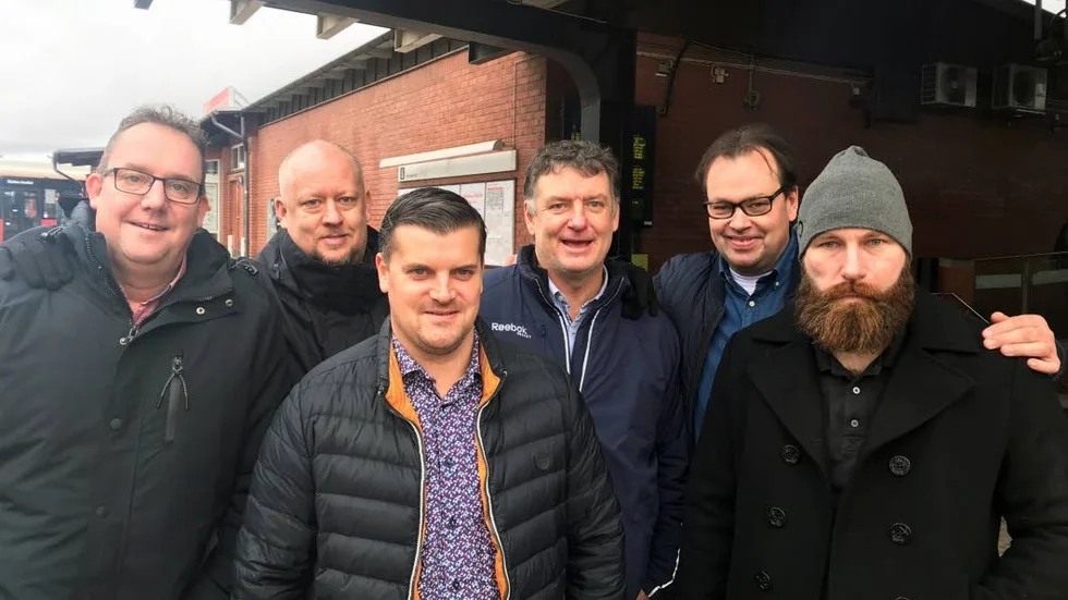 Vadstenas hockeyfans. Nicklas Forsberg, Niklas Lindman, Jonas Oskarsson, Bobbo Lindholm, Jan Westerberg och Björn Wiking tog tåget till Linköping för att gå på LHC–Färjestad. En uppladdning inför VM i vår.