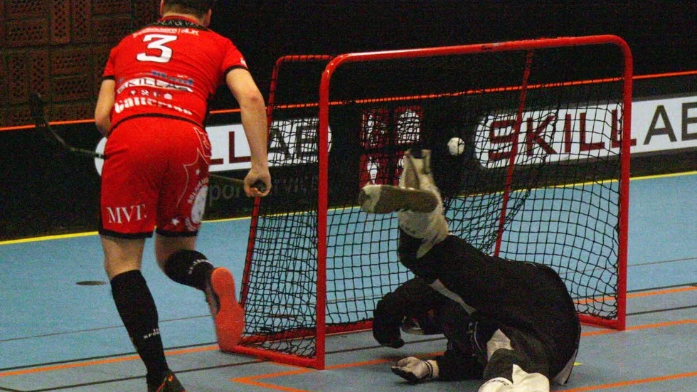 Hugo Bjelksjö gör 3–2 i boxplay för Solfjäderstaden mot Succé. Det blev seger, men frågan är om det räcker när det behövs knappas in mål på Rimforsa.