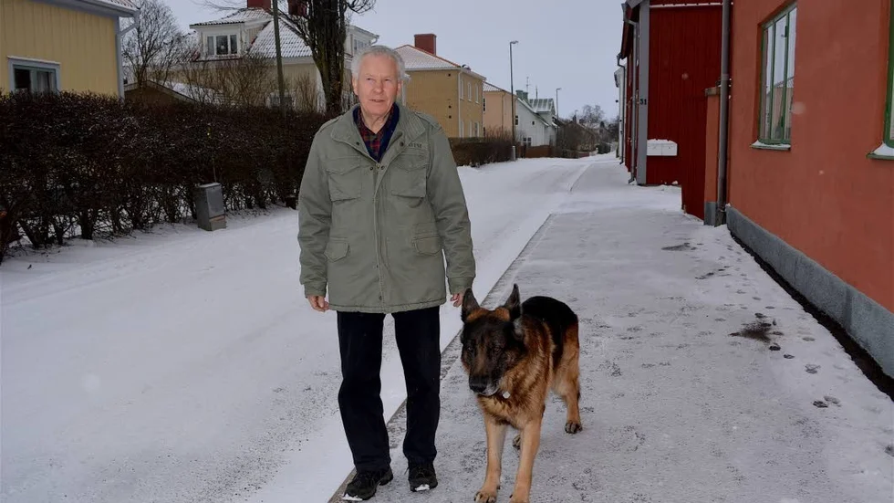 Bert Nilsson och hans vän Dux tar minst fyra promenader varje dag, både i stan och ute på landet. Det håller både husse och hund i fin form.