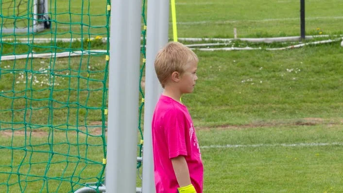Allan Skill var målvakt i det stora målet när hans klass från Skolgårda spelade mot Smedsby.