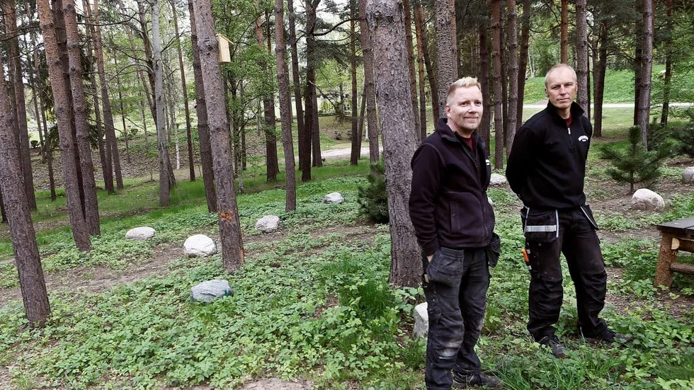 "Det ska vara så naturligt som möjligt, som i en vanlig skog", säger Janne Axén. Till höger Fredrik Svensson.