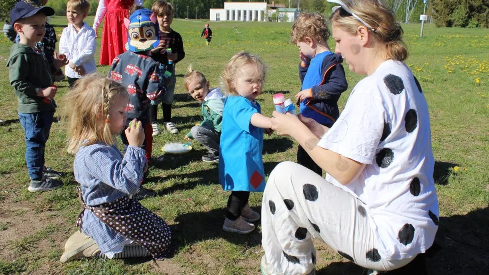 Förskollärare Lisa-Maria Svensson blåste bubblor med Meja Nilsson och Ella Hasselgren.