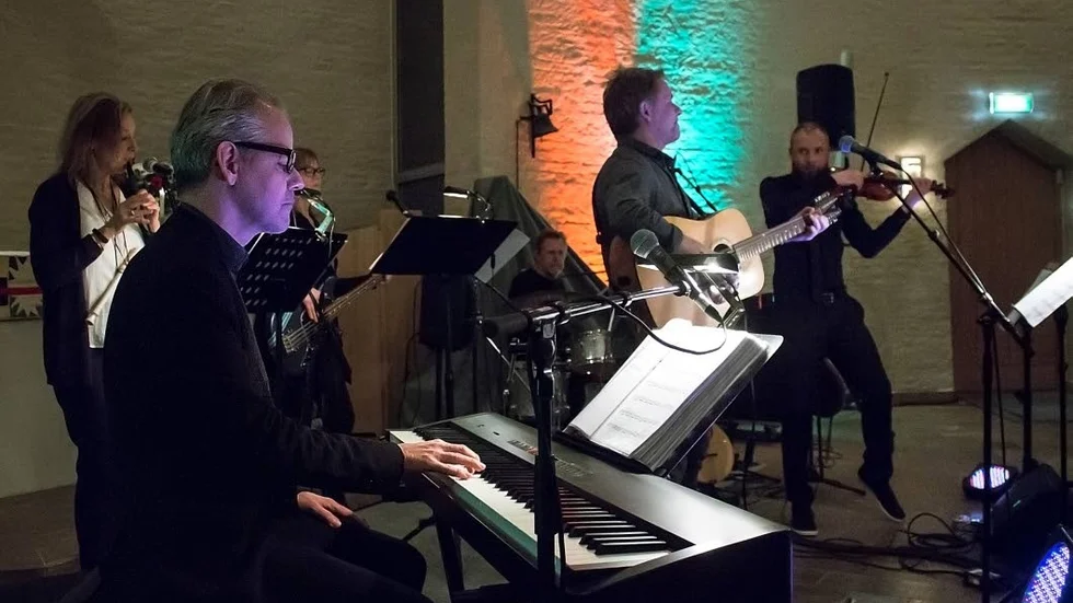 "Prästen och hans vänner" var ett av de band som spelade på insamlingskonserten för RIA. Denna bild är dock tagen vid ett annat tillfälle.