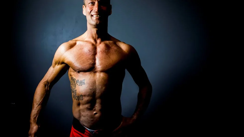 Dennis Gustavsson gjorde i helgen debut i sin nya sportgren Mens physique. Resultatet blev inte vad han tänkt sig, men han räknar med fler tävlingar framöver.
