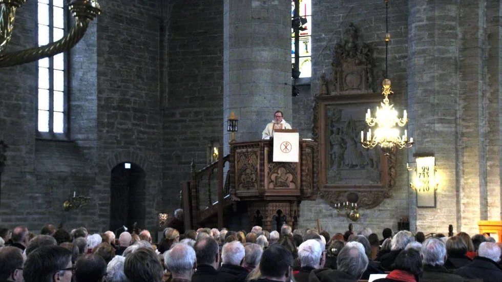 Fullsatt i kyrkan.