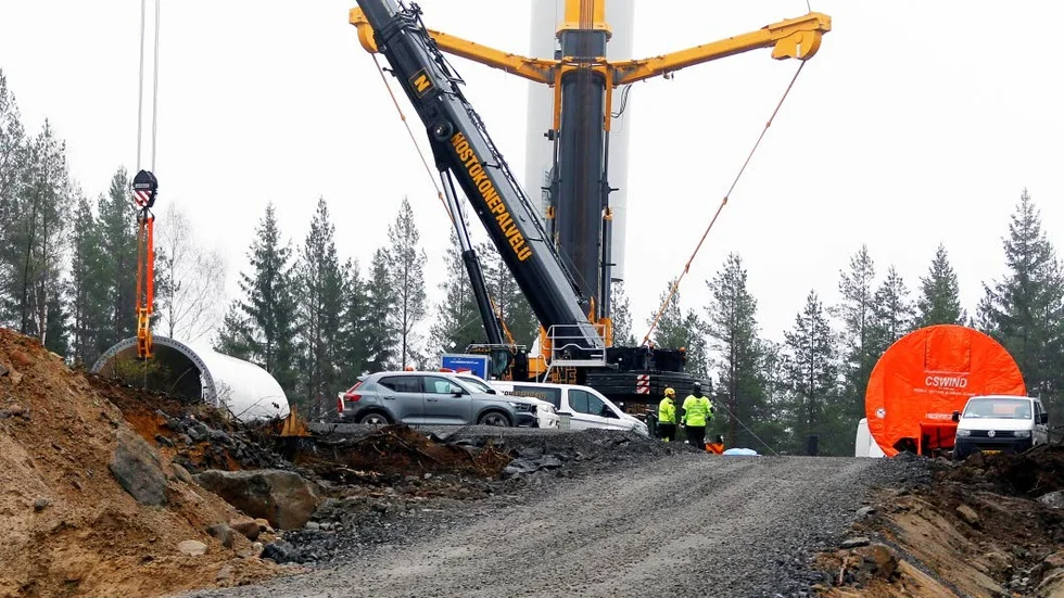 Så här såg det ut i november när vindkraftstornen började komma på plats i norra Godegård. Nu gäller byggtillståndet fram till 20 augusti nästa år.