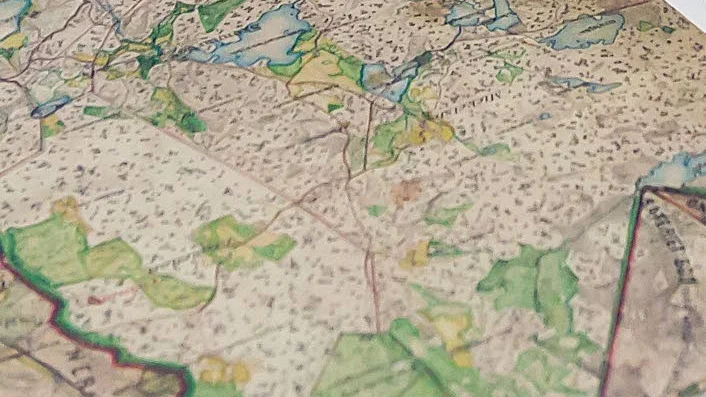 Även gamla "hederliga" papperskartor används i arbetet.
