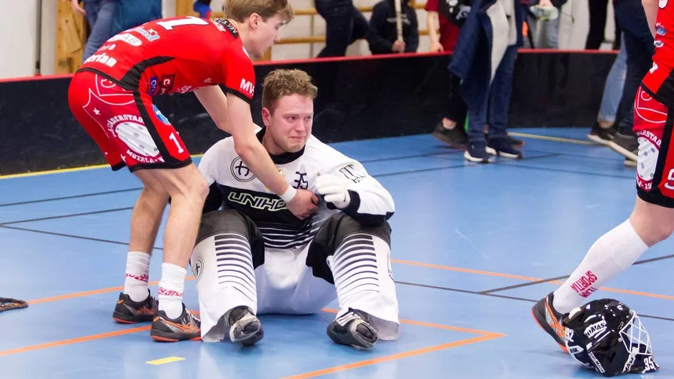 Många medspelare och motståndare var framme och tröstade Joakim Claesson efter dramat i Åsundahallen.