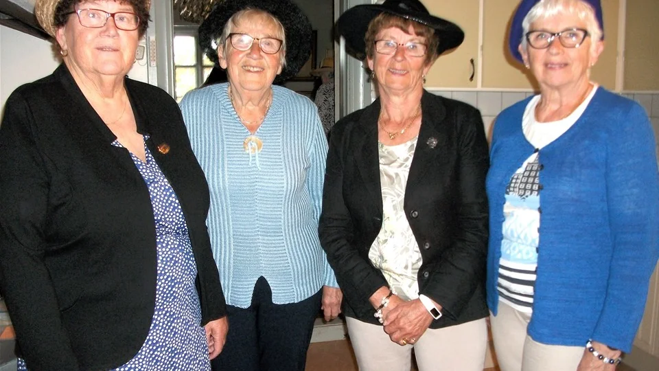 Några av vårfestens deltagare. Fr v Carina Carlsson, Aina Johansson, Kerstin Karlsson och Britt-Marie Fridh.