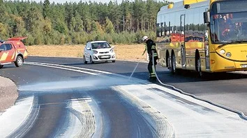En mjölktransportbil fick fel på en kran och det rann ut en större mängd grädde på vägen vid Åkebo.