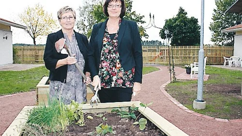 Majlis Svensson och Bodil Össmar har gemensamt drivit projektet för att det ska anläggas en Sinnenas trädgård på Hemgården i Målilla.