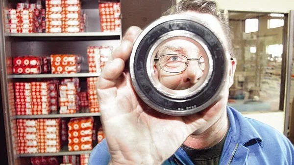 Sören Strömqvist siktar in sig på nya affärer. Kullager är en ny verksamhet för Fenix i Hultsfred.