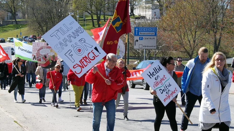 Socialdemokrater och Vänsterpartiet tågade genom stan – var för sig. Foto: Rebecca Forsgren Malmström/Roelof Stroetinga