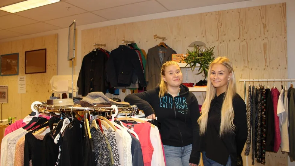 Öppnar. Linnéa Andersson och Olivia Larsson Säberg på Facettens handelsprogram visar delar av den butik deras klass, HA 15 öppnar imorgon.