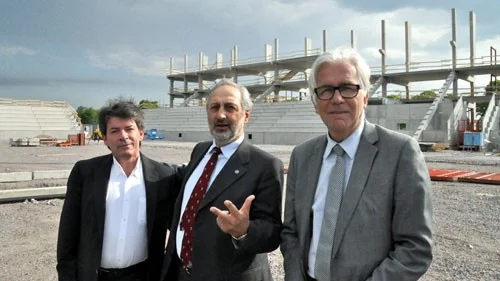 Cocozza, Persiano och Holgersson inspekterar den framväxande arenan i Kallerstad.