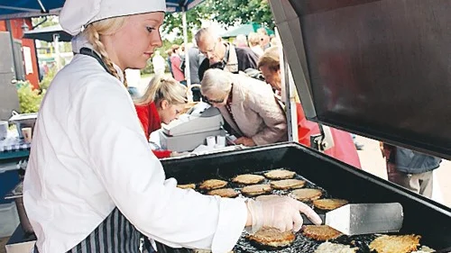 Under potatisfesten i Stora Aby bjöd man på 600 portioner med raggmunk som bland annat Madeleine Svensson tillagade.