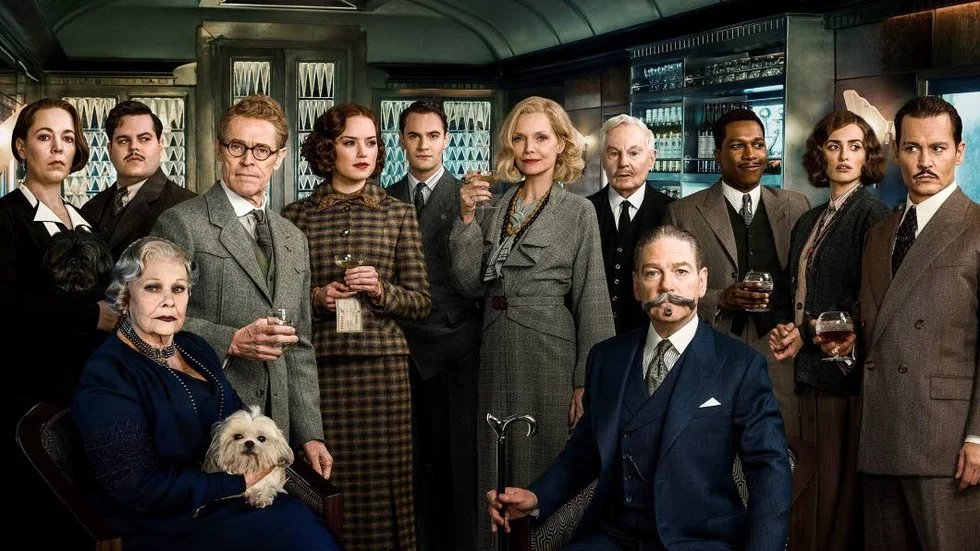 Stjärnor gnistrar. Skådespelare i "Mordet på Orientexpressen" är, från vänster: Olivia Colman, Josh Gad, Willem Dafoe, Daisy Ridley, Thomas Bateman, Michelle Pfeiffer, Derek Jacobi, Leslie Odom Jr, Penélope Cruz, Johnny Depp, Judi Dench (sittande till vänster) och Kenneth Branagh som Hercule Poirot.
