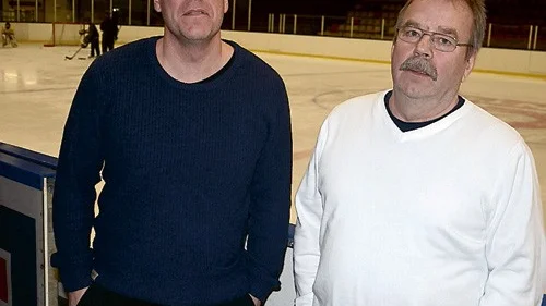 Mot serieseger. Krister Ström och Lennart Sandh har varit ledare i Vimmerby Hockey under många år. Ikväll kan de vara med och leda VH till en historisk serieseger i division ett.