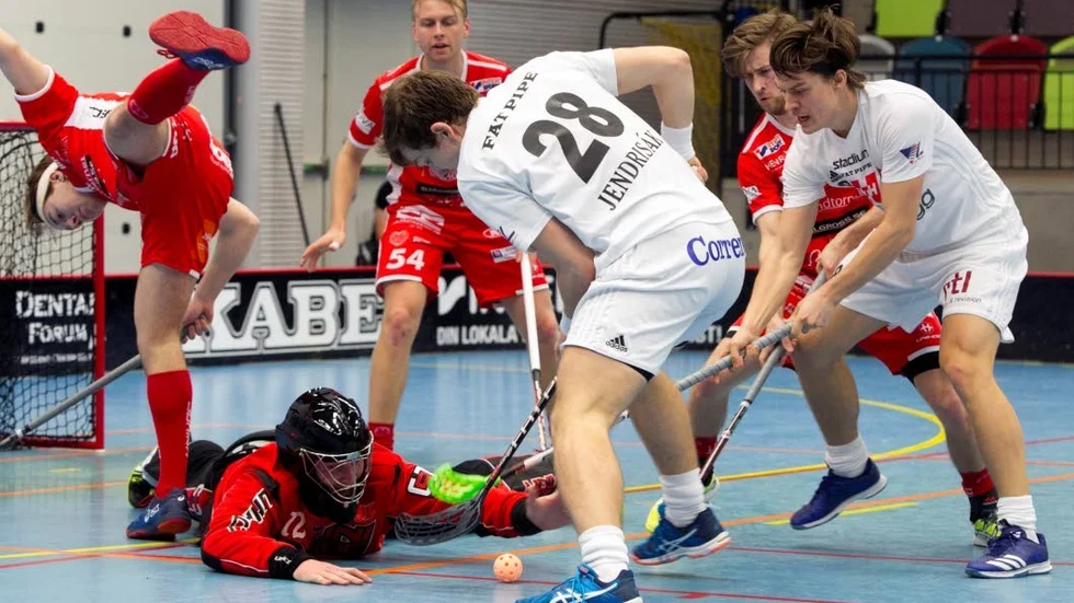 Det var ofta grötigt och trångt mellan Jönköping och Libk. Det var hemmalaget bäst på och vann med 7-5.