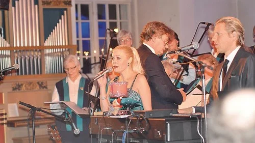 Skönsjungande Maria Knutsson har funnits med tidigare i konserten I juletid.